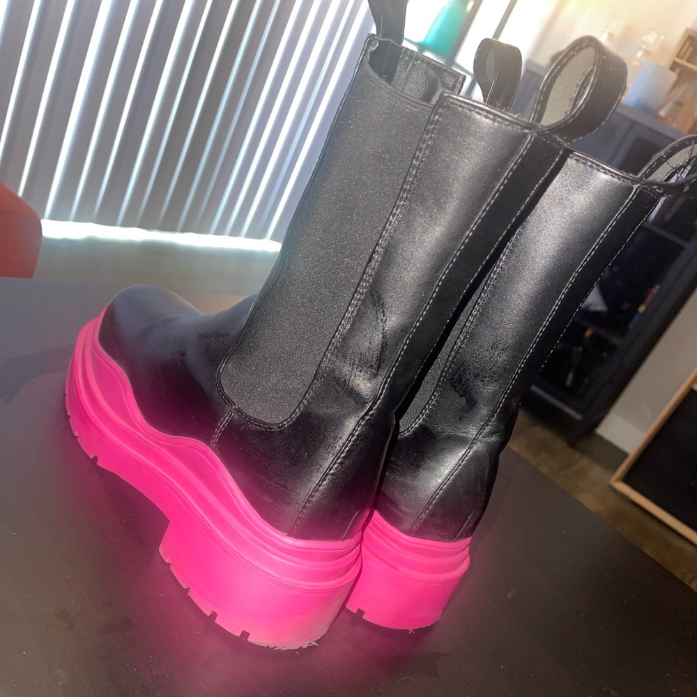 AZALEA WANG GHOSTED FLATFORM CHELSEA BOOT IN FUCHSIA
